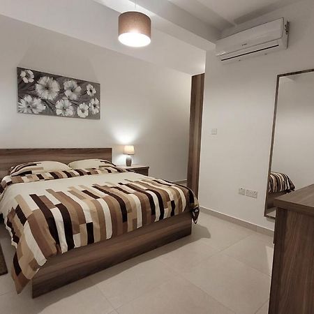 Lovely Apartment With Side Sea View セント・ポールズ・ベイ エクステリア 写真